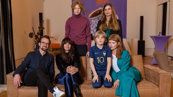 Director Sonja Hayes with producers and cast from "When will it be like never again?" At the Berlinale reception for the Moin Film Promotion from Hamburg © Moin Filmförderung / Jasper Ehrich Photo: Jasper Ehrich