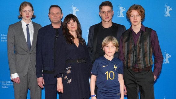 Regisseurin Sonja Heiss mit Devid Striesow und den jungen Darstellern des alter egos von Joachim Meyerhoff in "Wann wird es endlich wieder so, wie es nie war" bei der Weltpremiere der Berlinale ©  Soeren Stache/dpa +++ dpa-Bildfunk +++ Foto: Soeren Stache