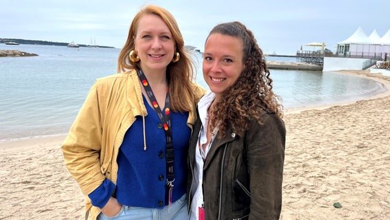 Regisseurin Esther Niemeier (links) und Produzentin Paulina Toenne von Tamtam Film Hamburg in Cannes © NDR Foto: Patricia Batlle
