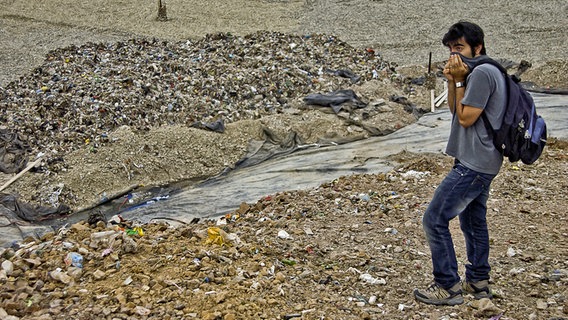 Der Filmemacher Fatih Akin auf der Mülldeponie von Camburnu in der Türkei - Szene aus Akins Langzeitdoku "Der Müll im Garten Eden", eine NDR Koproduktion © corazón international Foto: Mustafa Seven