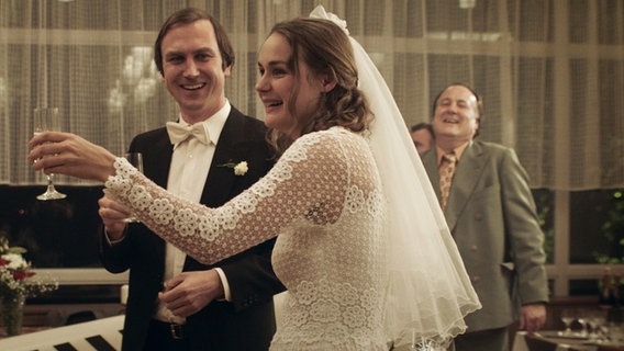 Franz (Lars Eidinger) und Corina (Luise Heyer) in Anzug und Hochzeitskleid - Szene aus dem Film "Nahschuss" © Alamodefilm 