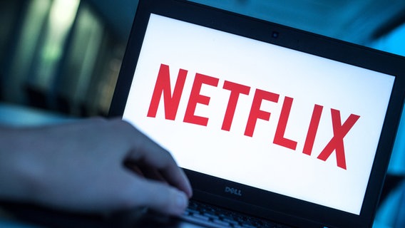 Das Logo des Video-Streamingdienstes Netflix ist auf dem Display eines Laptops zu sehen © dpa Foto:  Alexander Heinl