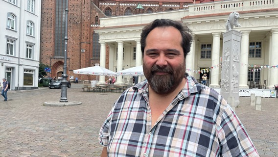Der Schauspieler Martin Neuhaus steht in der Schweriner Innenstadt © NDR.de/ Andreas Lußky Foto: Andreas Lußky