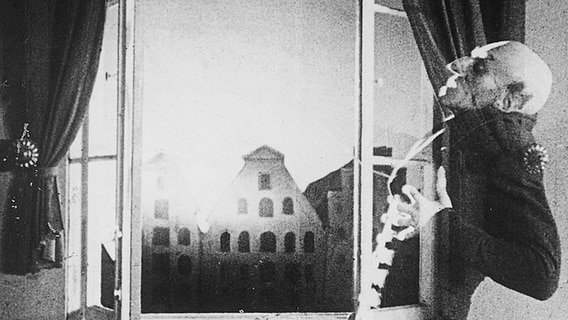 Szene mit Max Schreck als Nosferatu aus "Nosferatu - eine Symphonie des Grauens" von F. W. Murnau (D, 1922) © Picture Alliance Foto: akg-images