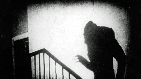 Szene aus "Nosferatu - eine Symphonie des Grauens" von F. W. Murnau (D, 1922)  Foto: akg-images