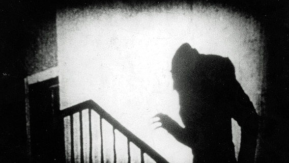 Szene aus "Nosferatu - eine Symphonie des Grauens" von F. W. Murnau (D, 1922) © Picture Alliance Foto: akg-images