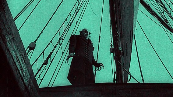 Graf Orlok (Max Schreck) kommt in Wisborg an; mit ihm auf dem Schiff die pestbringenden Ratten in einer Szene aus "Nosferatu - eine Symphonie des Grauens" von F. W. Murnau (D, 1922) auf ARTE TV © ZDF/Arte/dpa 
