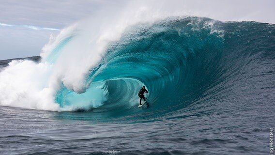 Ein Surfer in einer Großen Welle © facing monsters Foto: facing monsters