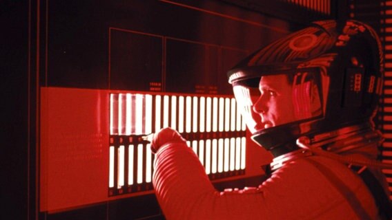 Der Astronaut David Bowman (Keir Dullea) arbeitet am Bordcomputer HAL 9000 in einer Filmszene aus Stanley Kubricks "2001 Odyssee im Weltraum" © imago/EntertainmentPictures 