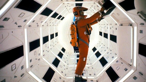 Der Astronaut David Bowman (Keir Dullea) arbeitet am Bordcomputer HAL 9000 in einer Filmszene aus Stanley Kubricks "2001 Odyssee im Weltraum" © imago/EntertainmentPictures 
