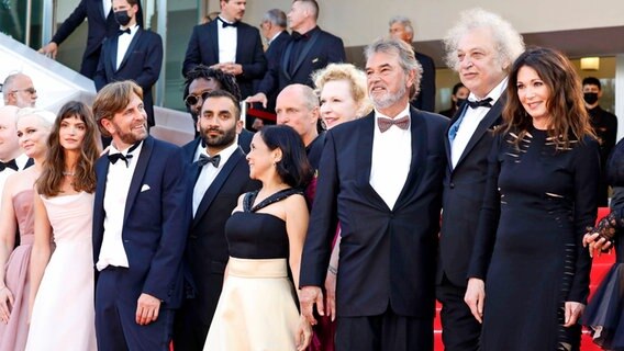 Das Filmteam von "Triangle of sadness" um Regisseur und Autor Ruben Östlund mit Iris Berben bei der Weltpremiere des Filmes im Wettbewerb von Cannes © IMAGO/Future Image Foto: IMAGO/Dave Bedrosian