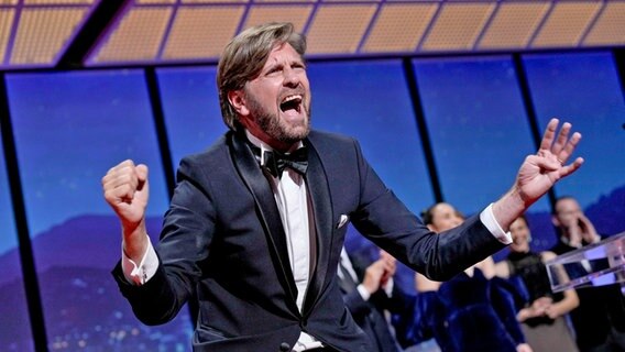 Der Schwede Ruben Östlund animiert das Publikum bei der Preisverleihung in Cannes zum Jubeln und Klatschen © Joel C Ryan/Invision/dpa dpa-Bildfunk Foto: Joel C Ryan