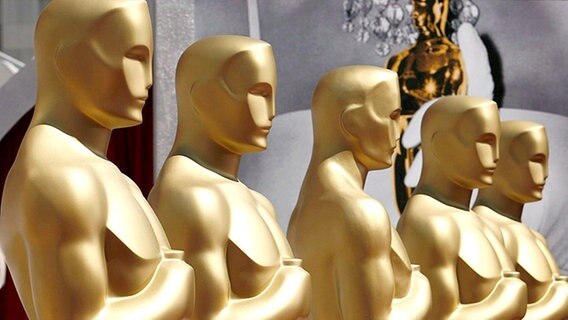 Eine Reihe von Oscar-Statuen © dpa 