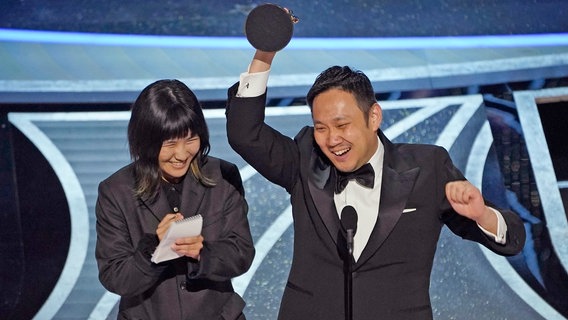 Der japanische Regisseur Ryūsuke Hamaguchi mit seinem Oscar für den besten internationalen Film bei der Oscar-Preisverleihung 2022 in Los Angeles © Chris Pizzello/Invision/AP/dpa +++ dpa-Bildfunk 