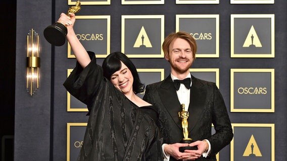 Billie Eilish und Finneas O'Connell mit ihrem Oscar für "No Time To Die" bei der Oscar-Preisverleihung 2022 in Los Angeles © Jordan Strauss/Invision/dpa +++ dpa-Bildfunk Foto: Jordan Strauss