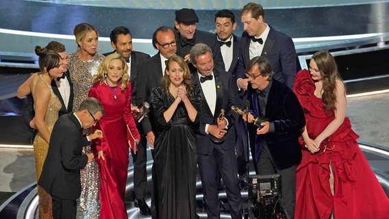 Das Filmteam von "Coda" beim Abschluss der Oscar-Preisverleihung 2022 in Los Angeles - die Sieger für den besten Film © Chris Pizzello/Invision/dpa +++ dpa-Bildfunk 