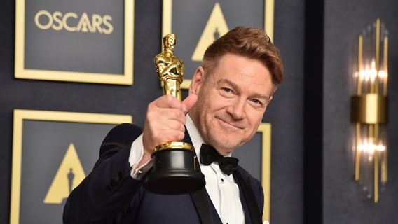 Kenneth Branagh mit seinem Drehbuch-Oscar für "Belfast" bei der Oscar-Preisverleihung 2022 in Los Angeles © Jordan Strauss/Invision/dpa +++ dpa-Bildfunk Foto: Jordan Strauss