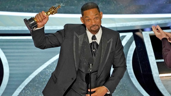 Will Smith hält tränenüberströmt eine Dankesrede für den Oscar als bester Schauspieler für "King Richard" auf der Bühne bei der Oscar-Preisverleihung 2022 in Los Angeles ©  Chris Pizzello/Invision/AP/dpa +++ dpa-Bildfunk +++ Foto:  Chris Pizzello