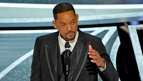Will Smith hält in Los Angeles tränenüberströmt eine Rede für den Oscar als bester Schauspieler bei der Oscar-Preisverleihung ©  Chris Pizzello/Invision/AP/dpa +++ dpa-Bildfunk +++ Foto:  Chris Pizzello