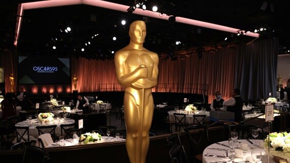Una grande statuetta dell'Oscar si trova nell'auditorium © picture alliance / dpa / Invision / AP |  Willy Sanjuan Foto: Willy Sanjuan