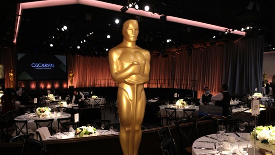 A large Oscar statue stands in a hall © picture alliance/dpa/Invision/AP |  Willy Sanjuan Photo: Willy Sanjuan