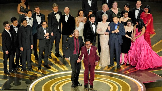 Die Darsteller und die Crew von "Everything Everywhere All at Once" nehmen den Preis für den besten Film bei der Oscar-Verleihung im Dolby Theatre in Los Angeles entgegen. © dpa bildfunk/Invision/AP Foto: Chris Pizzello