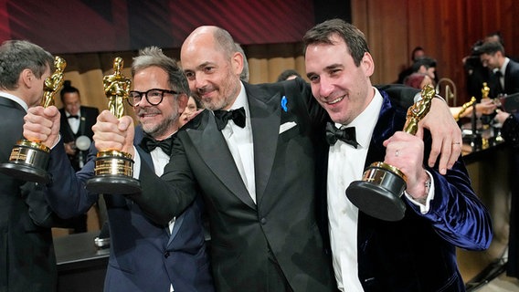 Christian M. Goldbeck, Edward Berger und James Friend vom Film-Team von "Im Westen nichts Neues" bei der Oscar-Preisverlehung in Hollywood. © dpa bildfunk/Invision/AP Foto: John Locher