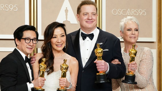 Die Schauspieler Ke Huy Quan (von links), Michelle Yeoh, Brendan Fraser und Jamie Lee Curtis  bei der Oscar-Preisverlehung 2023 in Hollywood. © dpa bildfunk/Invision/AP Foto: Jordan Strauss