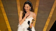 Die Schauspielerin Michelle Yeoh empfängt ihren Oscar als beste Hauptdarstellerin bei der Oscar-Preisverlehung 2023 © dpa bildfunk/Invision/AP Foto: Chris Pizzello