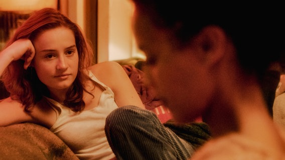 Szene aus dem Film "Oslo Stories: Träume": Eine junge Frau schaut eine andere verliebt an. © Alamode Film 