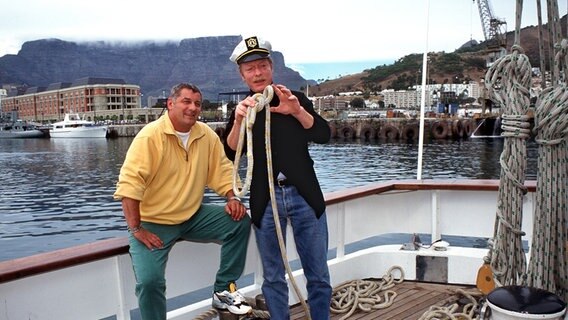 Otto Sander mit Kollege Heniz Hönig auf einem Segelboot in Südafrika © dpa-Fotoreport 