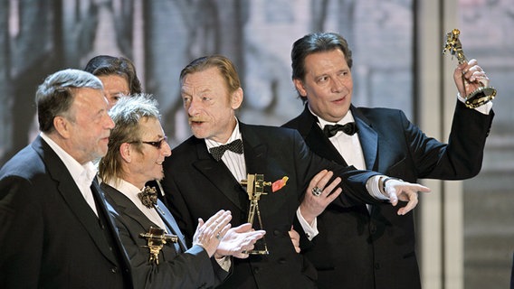 2007 bekommen Günter Lamprecht, Martin Semmelrogge, Otto Sander und Jan Fedder die Goldene Kamera für "Das Boot". © dpa-Report 