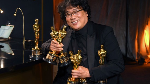Der südkoreanische Regisseur und Autor Bong Joon Ho hält in Los Angeles die vielen Oscars für seinen Film "Parasite" im Arm - unter anderem die für den "besten Film" Der südkoreanische Regisseur und Autor Bong Joon Ho hält in Los Angeles die vielen Oscars für seinen Film "Parasite" im Arm - unter anderem die für den "besten Film" © Richard Shotwell/ /Invision / AP/ dpa bildfunk Foto: Richard Shotwell