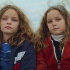 Die Zwillinge Gabrielle und Joséphine Sanz als Marion und Nelly im Film "Petite Maman - als wir Kinder waren" von Céline Sciamma © Alamode Film 