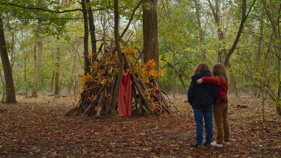 Die Zwillinge Gabrielle und Joséphine Sanz als Marion und Nelly im Film "Petite Maman - als wir Kinder waren" von Céline Sciamma Die Zwillinge Gabrielle und Joséphine Sanz als Marion und Nelly im Film "Petite Maman - als wir Kinder waren" von Céline Sciamma © Alamode Film