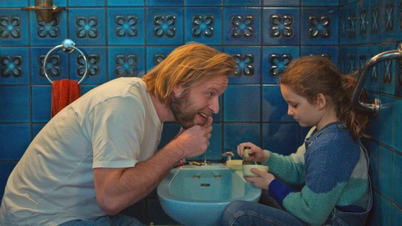 Joséphine Sanz als Nelly und Stéphane Varupenne als Vater im Film "Petite Maman - als wir Kinder waren" von Céline Sciamma © Alamode Film 