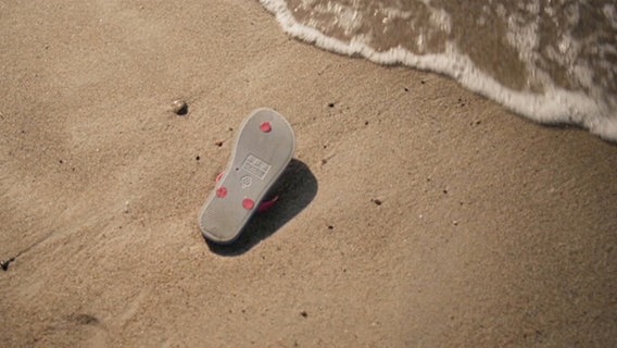 Ein Flip-Flop am Strand © Screenshot NDR 