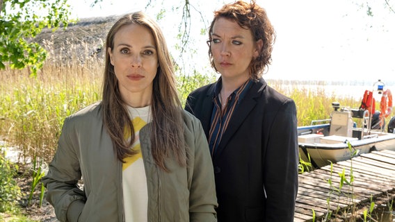 Melly Böwe (Lina Beckmann) und Katrin König (Anneke Kim Sarnau) im Polizeiruf 110 "Seine Familie kann man sich nicht aussuchen" am 24. April 2022 in Das Erste © NDR/ Foto: Christine Schroeder