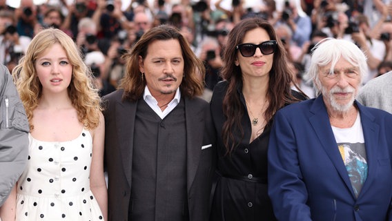 Die Schauspielerin Pauline Pollmann aus Hamburg (links) neben Johnny Depp und Regisseurin Maiwenn beim Fotocall zum Historiendrama "Jeanne du Barry" © Vianney Le Caer/Invision/AP/dpa +++ dpa-Bildfunk +++ Foto: Vianney Le Caer