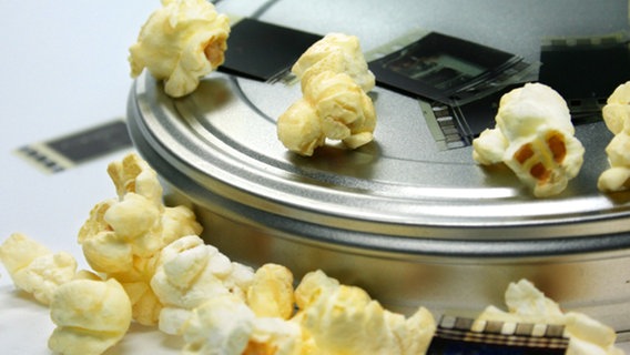 Themenbild Kino: Popcorn auf Filmdose © Panther Media Foto: Angelika Lingnau