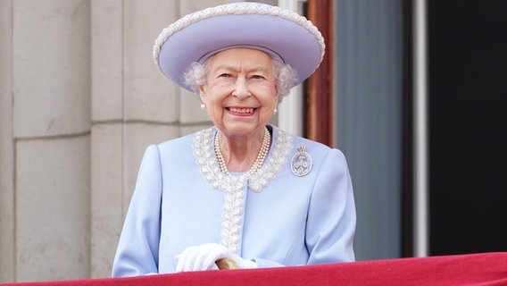 Queen Elizabeth II. auf dem Balkon mit dem Herzog von Kent bei "Trooping the Colour" des Buckingham Palast an ihrem Jubiläum zu 70 Jahren Regentschaft © Jonathan Brady/PA Wire/dpa +++ dpa-Bildfunk Foto: Jonathan Brady