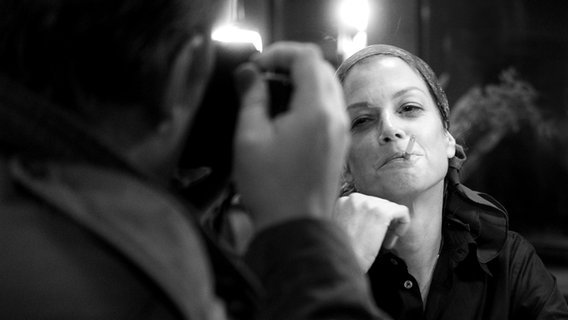 Marie Bäumer raucht in ihrer Rolle als Romy Schneider eine Zigarette und wird dabei fotografiert - Filmszene aus "3 Tage in Quiberon" von Emily Atef © Rohfilm Factory / Prokino / Peter Hartwig 