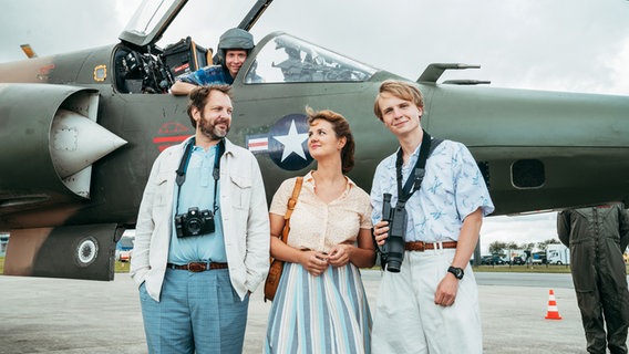 Eine Familie steht vor einem Flugzeug - Szene aus dem Spielfilm "Ramstein - das durchstoßene Herz" ©  SWR/FFP New Media/Marc Bossaert Foto: Marc Bossaert
