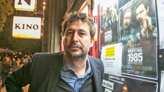 El director argentino Santiago Mitter frente al teatro Abedon antes de la proyección de su película "Argentina, 1985" © Michael Kottmeier en el Festival de Cine de Hamburgo 