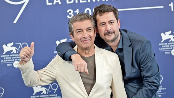 El director argentino Santiago Mitter (derecha) con su actor principal Ricardo Darin en la presentación de su película. "Argentina, 1985" En el Festival de Cine de Venecia © AGF Editorial AGF imago images/AGF/Maria Laura Ant Foto: Maria Laura Antonelli