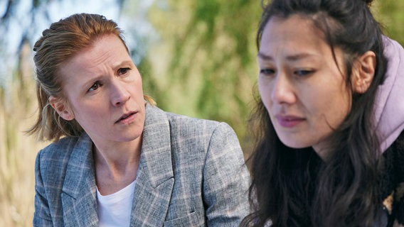 Julia Grosz (Franziska Weisz, links) und Ela (Elisabeth Hofmann) unterhalten sich- Szene aus dem Tatort "Schattenleben" ©  NDR / O-Young Kwon Foto: O-Young Kwon