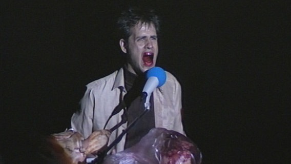 Christoph Schlingensief mit blutigem, weitoffenem Mund auf einer Bühne © Filmgalerie 451 