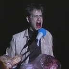 Christoph Schlingensief mit blutigem, weitoffenem Mund auf einer Bühne © Filmgalerie 451 