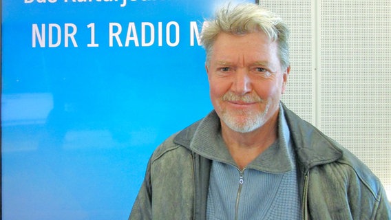 Der Dokumentarfilmer Dieter Schumann im Studio des Kulturjournals bei NDR 1 Radio MV. © NDR Foto: Axel Seitz