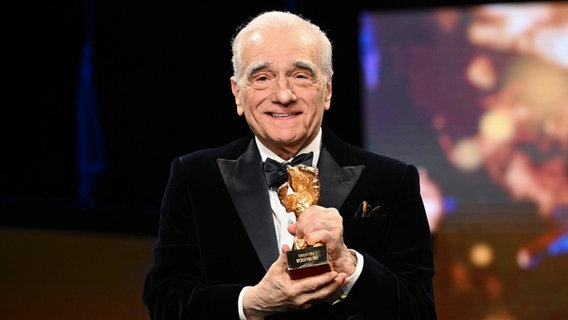 US-Regisseur und Autor Martin Scorsese hält seinen Goldenen Ehrenbären der Berlinale in der Hand - er trägt einen schwarzen Smoking © Sebastian Christoph Gollnow/dpa +++ dpa-Bildfunk +++ Foto: Sebastian Christoph Gollnow